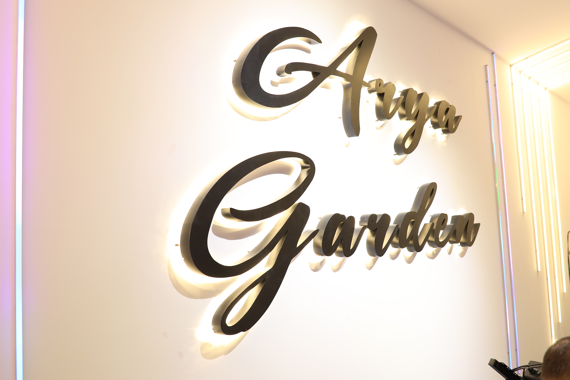 Aydınlatmalı Arya Garden logosu